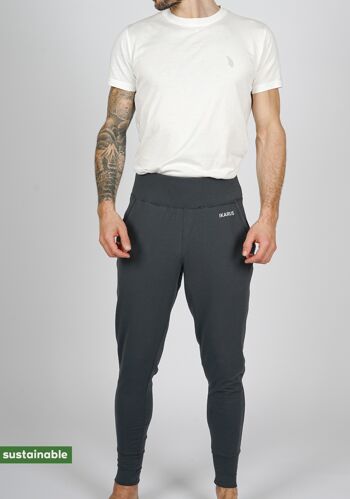 Tenue de yoga en coton bio & modal | Pantalon de yoga (gris foncé) & T-shirt (blanc, basique) 1