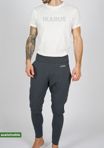 Tenue de yoga en coton bio & modal | Pantalon de yoga (gris foncé) & T-shirt (blanc, imprimé gras) 1