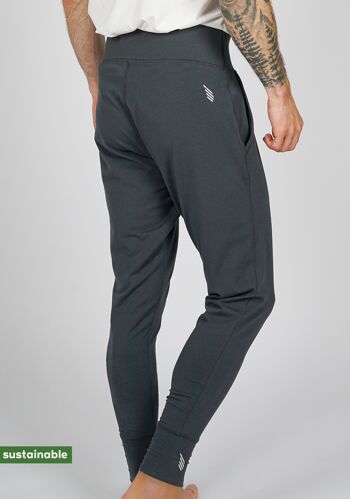 Tenue de yoga en coton bio & modal | Pantalon de yoga (gris foncé) & T-shirt (blanc, imprimé gras) 3