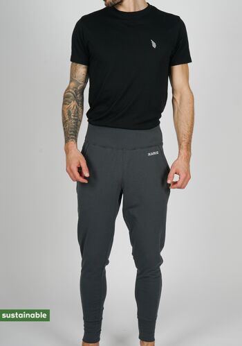 Tenue de yoga en coton bio & modal | Pantalon de yoga (gris foncé) & T-shirt (noir, basique) 1