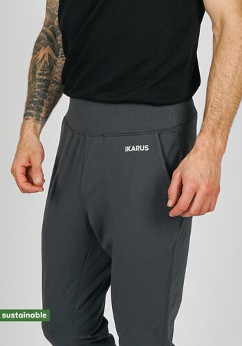 Tenue de yoga en coton bio & modal | Pantalon de yoga (gris foncé) & T-shirt (noir, imprimé gras) 3