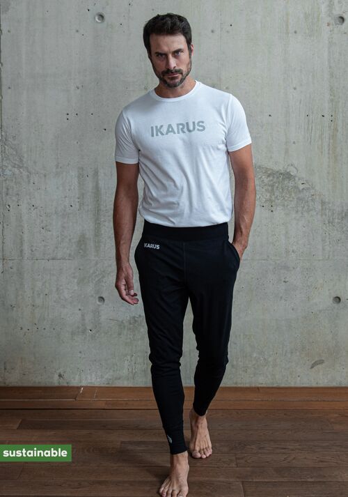 Yoga-Outfit aus Bio-Baumwolle & Modal | Yoga-Hose (schwarz) & T-Shirt (weiß, bold print)