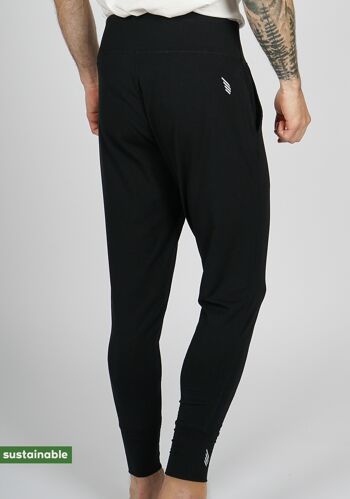 Tenue de yoga en coton bio & modal | Pantalon de yoga (noir) & T-shirt (blanc, imprimé gras) 4