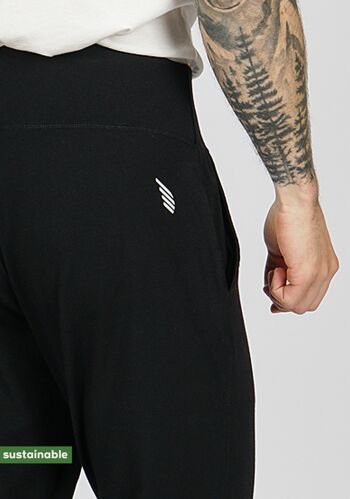 Tenue de yoga en coton bio & modal | Pantalon de yoga (noir) & T-shirt (blanc, imprimé gras) 5