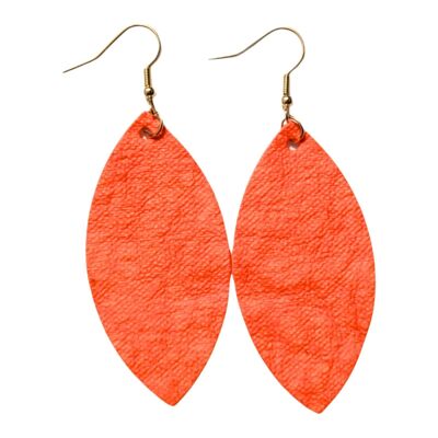 Orangefarbene Ohrringe mit Pflanzenpapierblättern