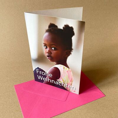 Fille avec dossier de chorale - carte de Noël caritative avec enveloppe rose