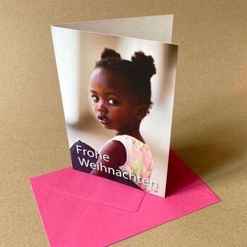 Fille avec dossier de chorale - carte de Noël caritative avec enveloppe rose 1