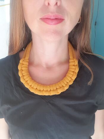 Collier corde coton noué épais chunky plastron bijou fantaisie cadeau tendance macramé fait main noeud marin jaune moutarde 10