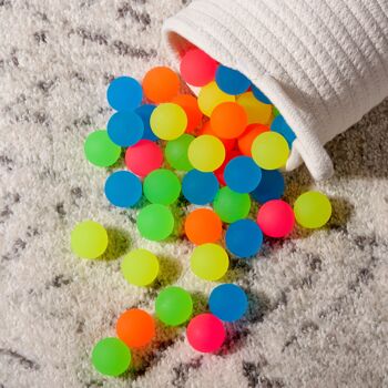 70 mini balles rebondissantes de couleur néon dans une baignoire 7