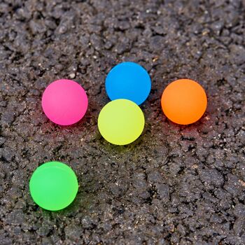 70 mini balles rebondissantes de couleur néon dans une baignoire 8