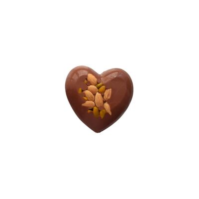 Día de la Madre, moldeando un poco de chocolate con leche pidiendo corazón