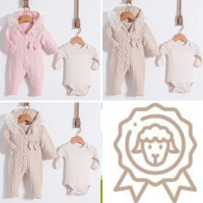 Una confezione di quattro taglie per bambina in cotone e lana con cappuccio e colletto in pizzo