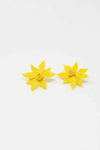 Boucles d'oreilles brodées de fleurs 3D en jaune 2