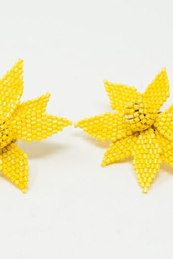 Boucles d'oreilles brodées de fleurs 3D en jaune 3