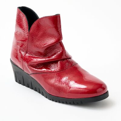 Zipped patent leather boots