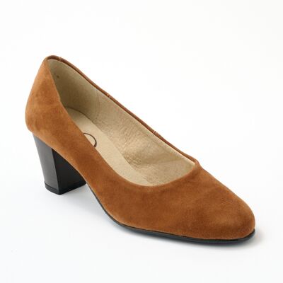 Comfortable wide leather pump with round toe