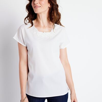 Long short-sleeved top with round neck embroidery