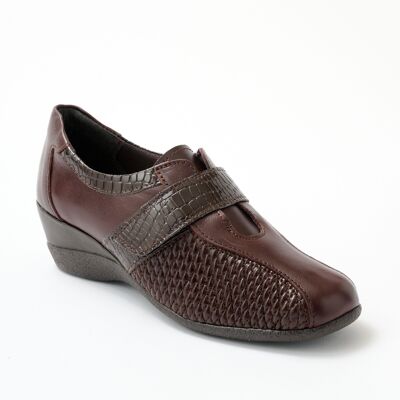 Comfortable wide leather derbies