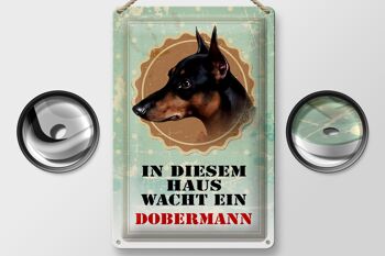 Plaque en tôle chien 20x30cm Un Doberman veille sur cette maison 2