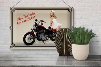 Plaque moto en tôle 30x20cm, cette fille monte son propre vélo 3