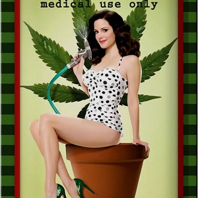 Plaque en tôle Pinup 20x30cm Cannabis usage médical uniquement