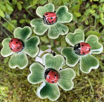 Coccinelle en céramique sur trèfle à quatre feuilles, fleur en céramique sur tige 1