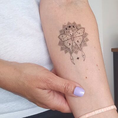 Tatuaje temporal de mandala y polilla