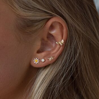 Doris - Boucles d'oreilles à tige en émail avec fleur de marguerite 2