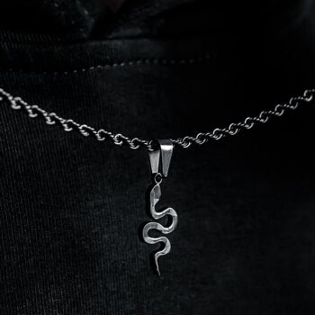 Collier serpent en fibre de carbone 4