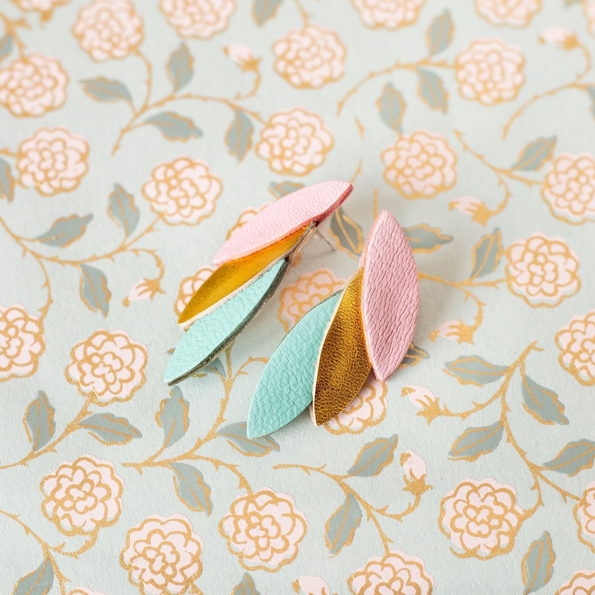 Orecchini a 3 petali in oro rosa e pelle turchese chiaro