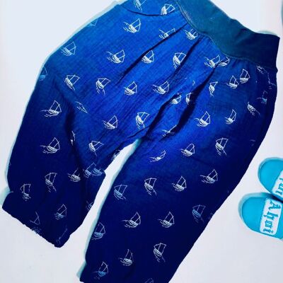 Pantaloni Janni in mussola di colore blu scuro con barche a vela