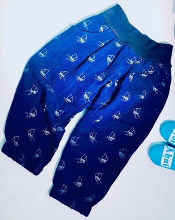 Pantalon en mousseline Janni bleu foncé avec voiliers 1