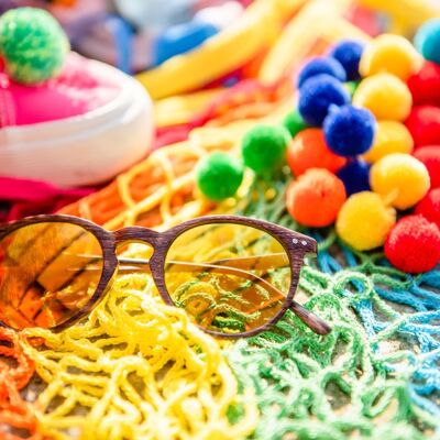 Charm per borsa con pompon nei colori dell'arcobaleno