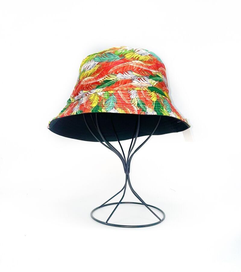 Cappello da pescatore reversibile con stampa di piume