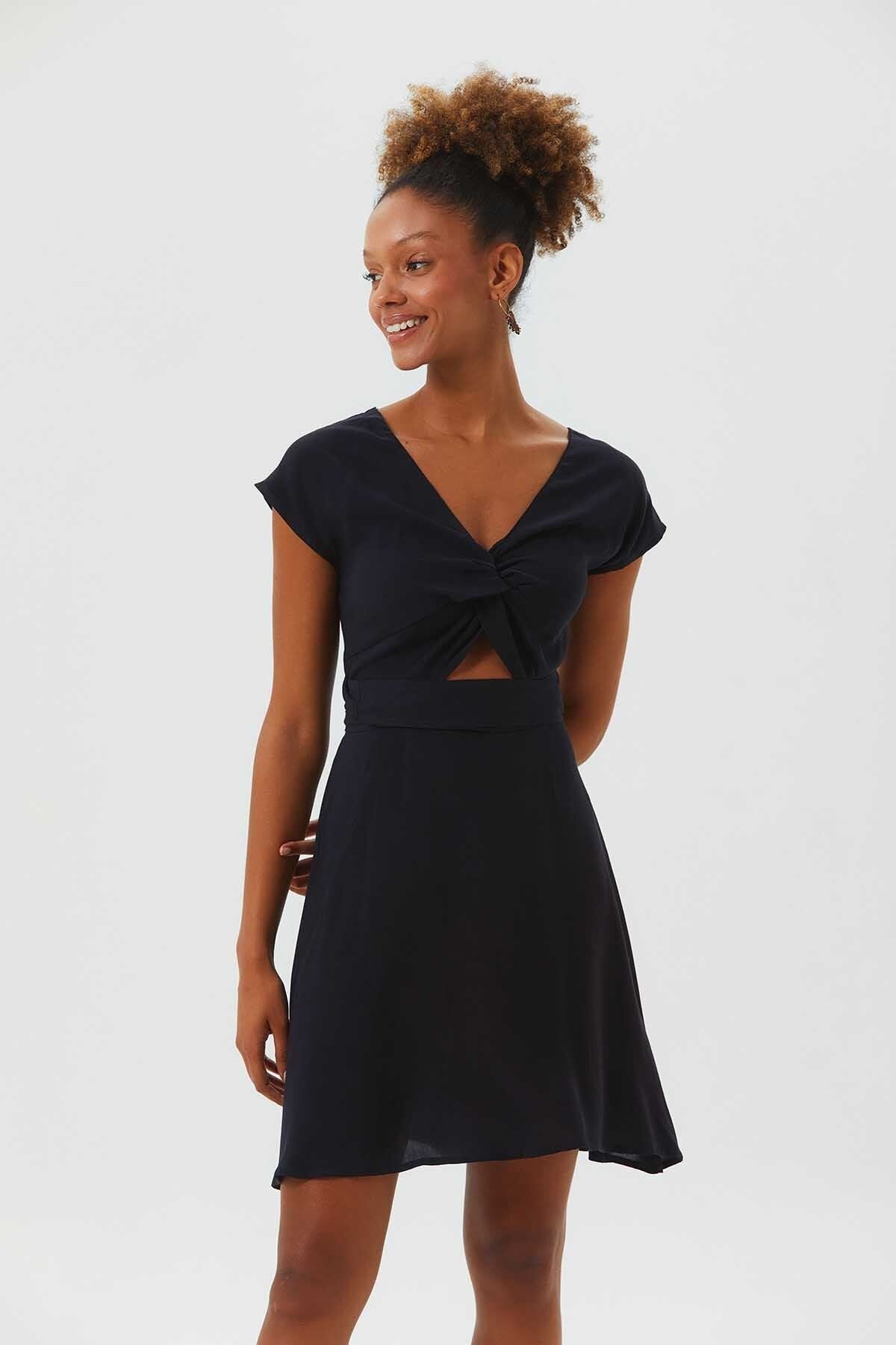 Robe Courte Col V Manches Basses Noir