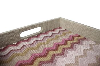 Plateau rectangulaire avec motif zigzag rose et poignées 2