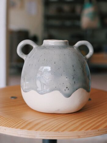 Vase en céramique en grès avec anses et vagues 9