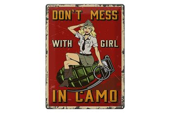 Plaque en tôle Pinup 30x40cm Don`t mess with Girl in camo 1