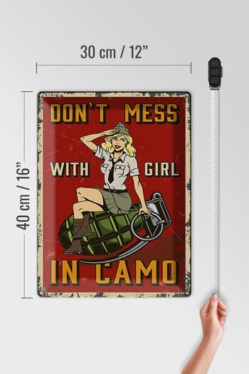 Plaque en tôle Pinup 30x40cm Don`t mess with Girl in camo 4