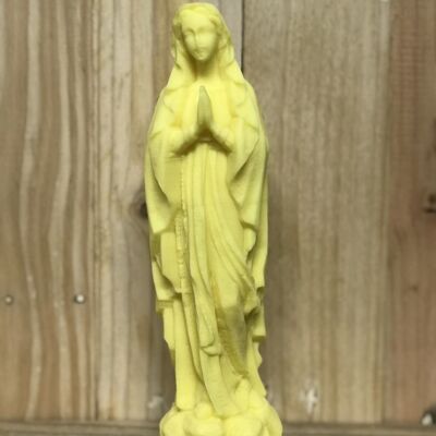 Madonna (Jungfrau Maria) aus zitronengelbem Wachs