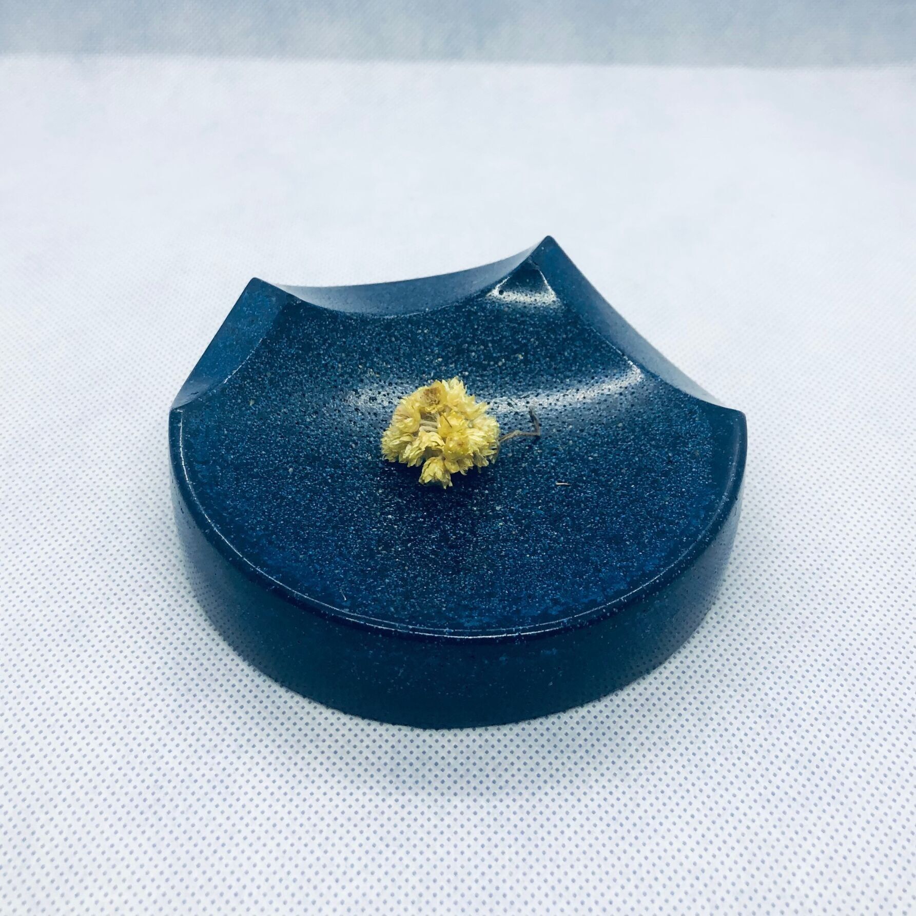 Portagioielli ecologico "La Vague" in resina di pino, realizzato a mano e di fabbricazione francese.