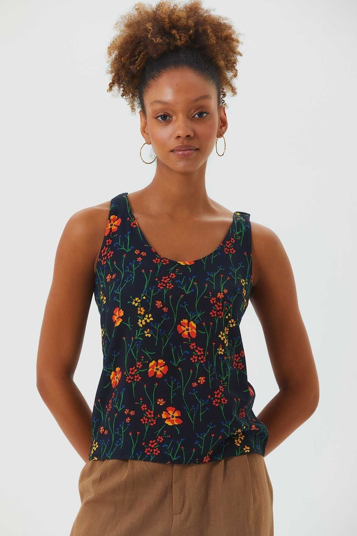 Blusa básica sin mangas con cuello redondo Negro