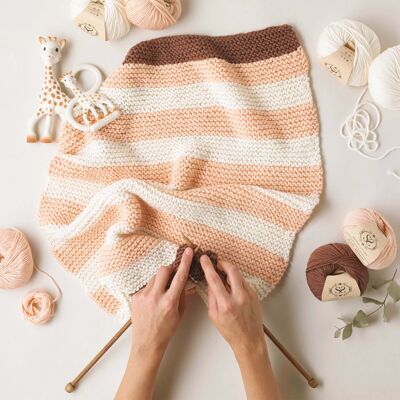 Sophie la girafe: Sleepy Baby Blanket Knitting Kit - Chestnut Brown / Natural White / Peach Pink