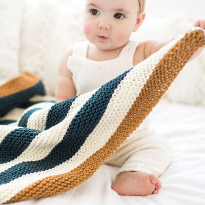 Sophie la girafe: Sleepy Baby Blanket Knitting Kit - Tan / Graphite Blue / Natural White