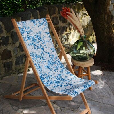 Dekorativer Liegestuhl mit blauem Blumenmuster für den Außenbereich