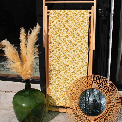 Liegestuhl aus Holz mit gelber Blume