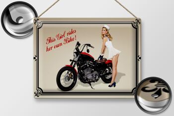 Plaque moto en tôle 40x30cm cette fille monte son propre motard 2