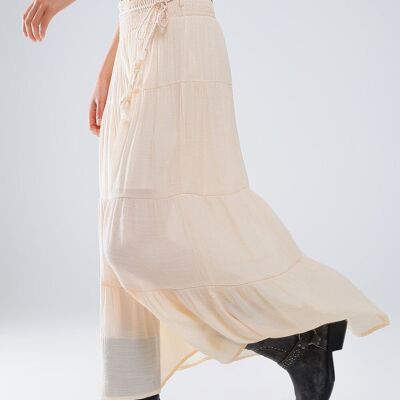 Falda larga escalonada en beige con cintura elástica y detalles de concha