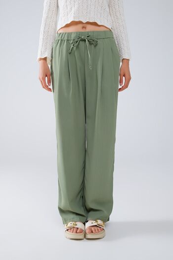 Pantalon vert avec poches avant et fermeture à cordon 1