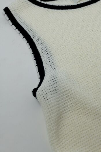 Haut sans manches blanc Pointelle avec détails de bordure noire et blanche 6